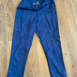 Zyia active navy camo pocket capri